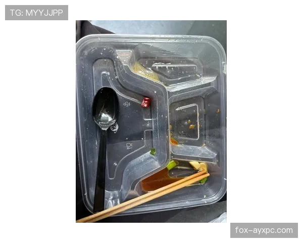 何卓佳赛后随手拎个包能买我半年的外卖，旁边队友笑成一团