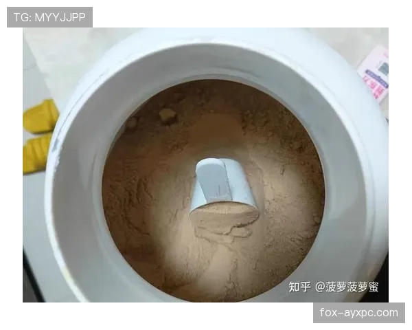 贝林厄姆家冰箱里塞满蛋白粉，连可乐瓶都换成水了